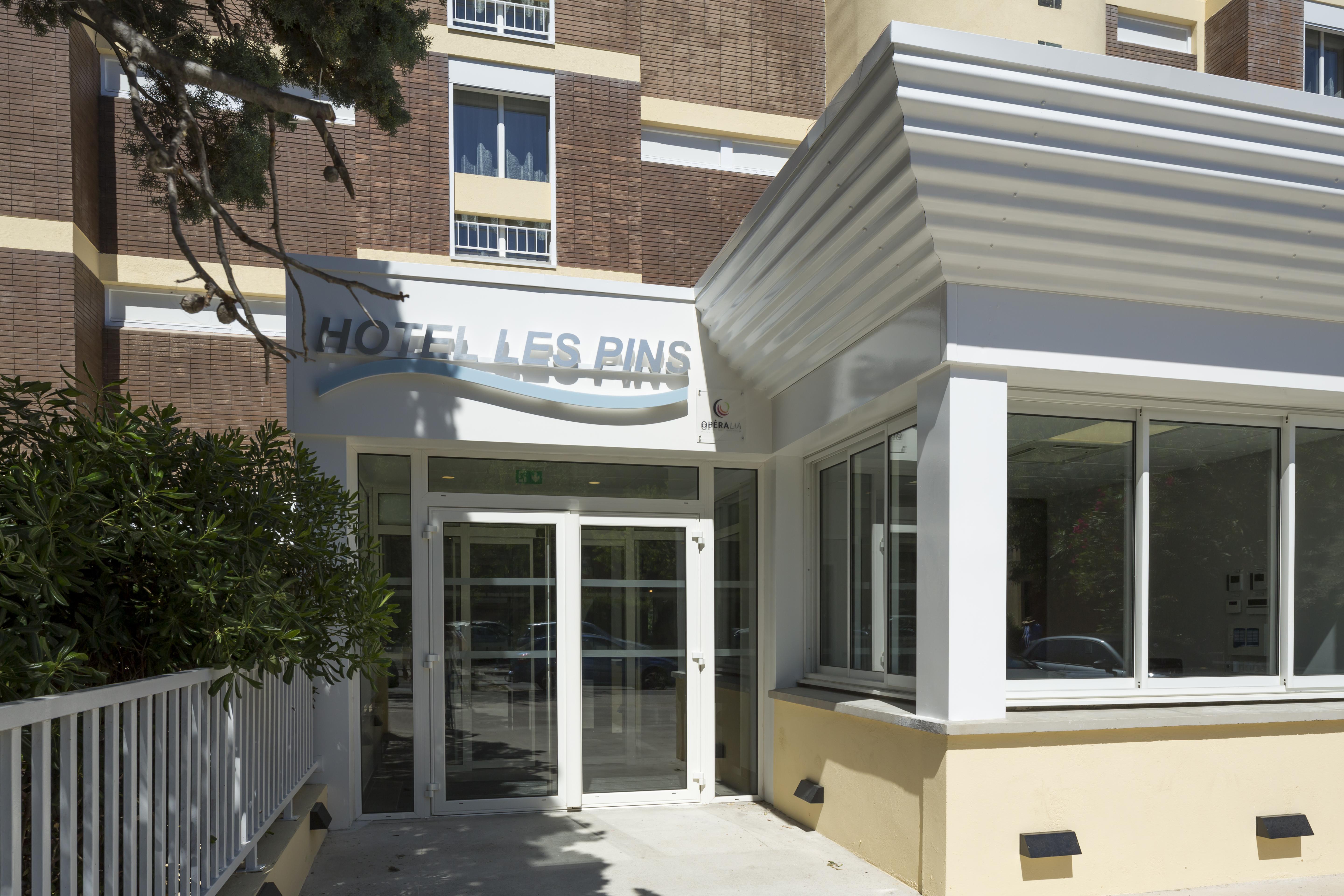 בלרוק-לה-באינס Logis Hotel Les Pins - Operalia מראה חיצוני תמונה