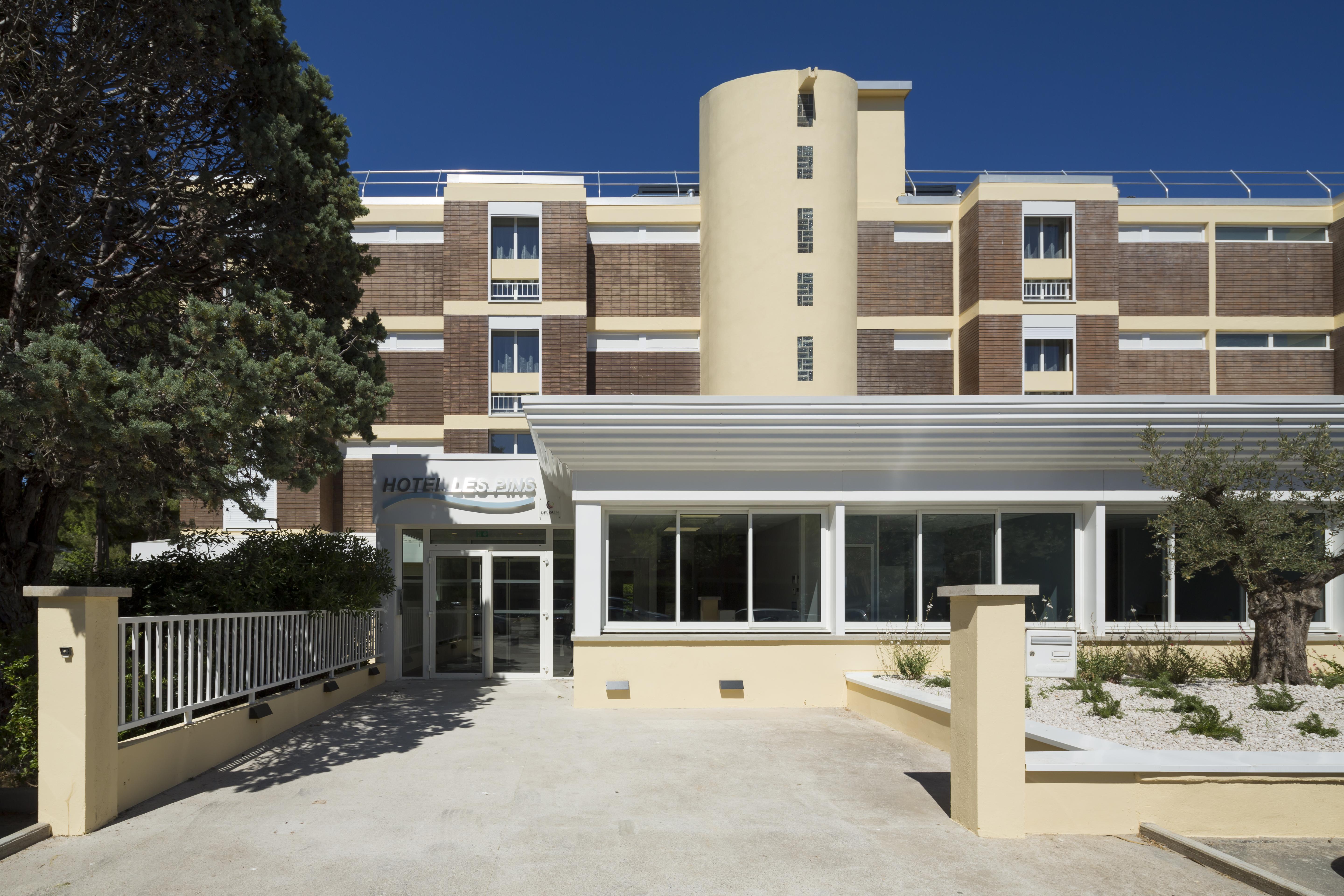 בלרוק-לה-באינס Logis Hotel Les Pins - Operalia מראה חיצוני תמונה